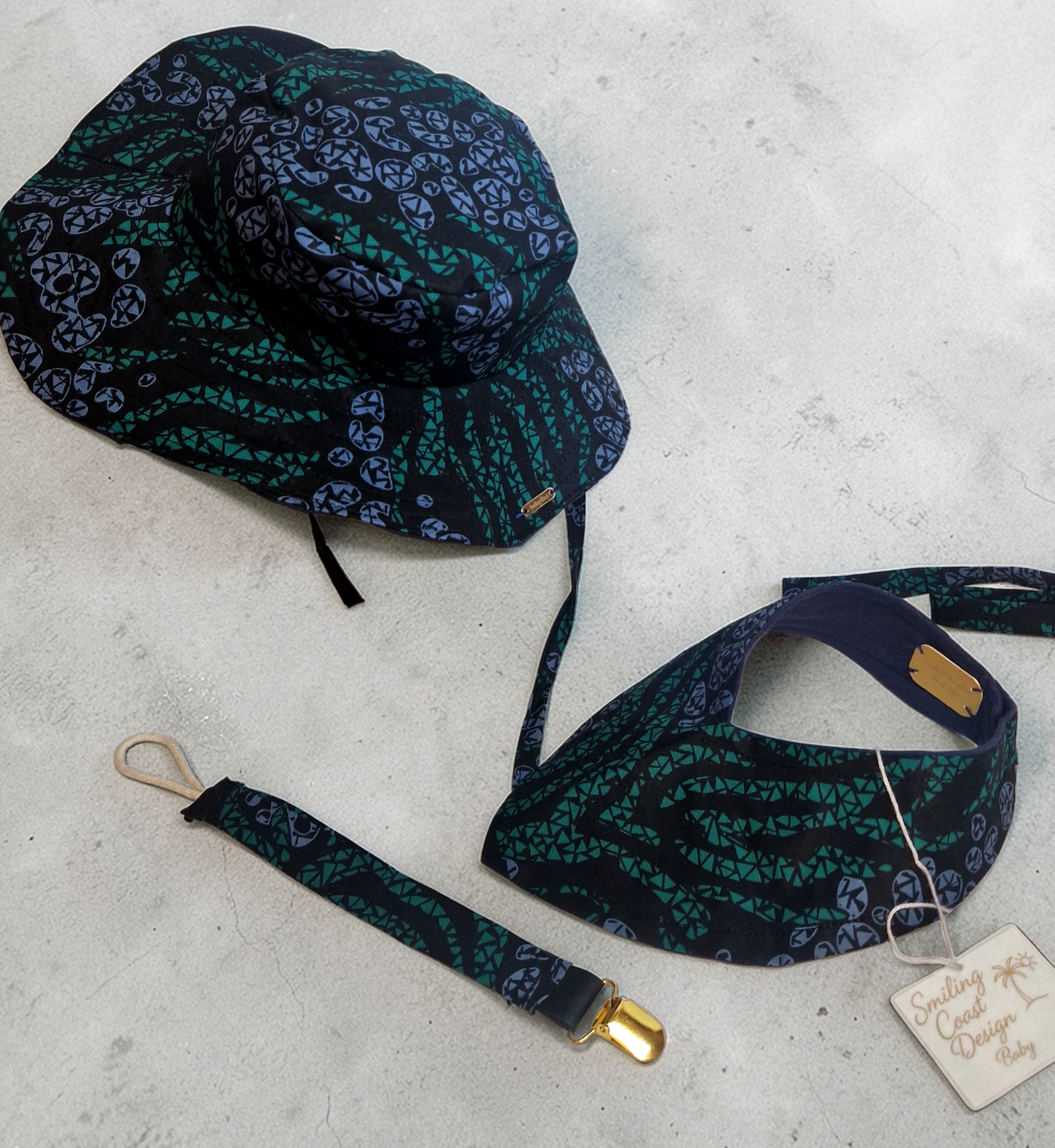 African Wax Print Baby Set – Sun Hat, Bib & Pacifier Clip(3-9 months)