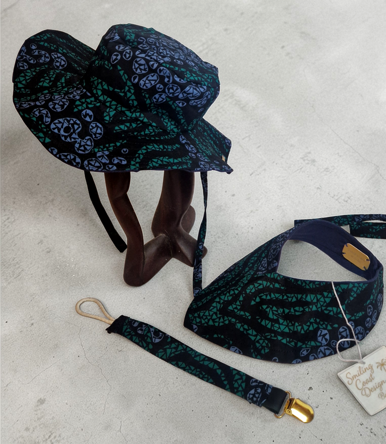 African Wax Print Baby Set – Sun Hat, Bib & Pacifier Clip(3-9 months)